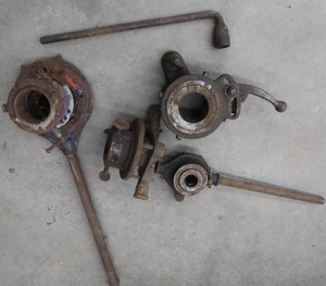 lot 40 image: PIPE THREADERS