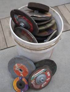 lot 117 image: LG BUCKET OF MISC BLADES AND GRINDING WHEELS