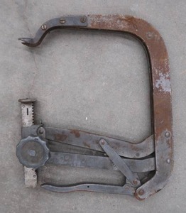 lot 136 image: VALVE SPRING COMPRESSOR - CAM TYPE