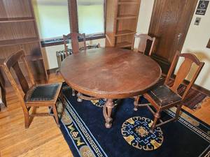 lot 117 image: Antique 30s Era Dining Table