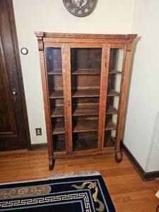 lot 9 image: Antique American Empire Display Cabinet