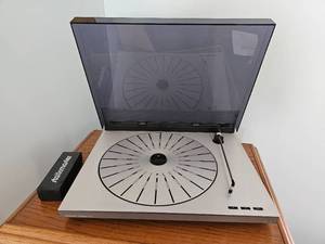 lot 48 image: Bang & Olufsen Turntable RX 2