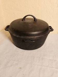 lot 60 image: Number 8 Cast iron Dutch Oven