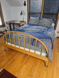 lot 105 image: Queen Spindle Spoke Bedframe