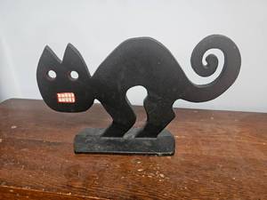 lot 110 image: Vintage MCM Black Cat Cast Iron Doorstop