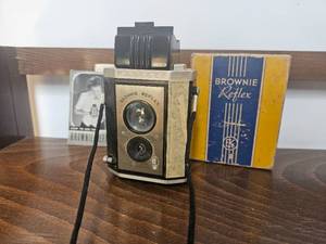 lot 265 image: Brownie Reflex from Kodak