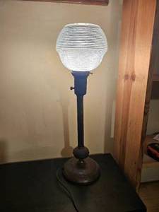 lot 251 image: Brass Base Globe Table Lamp