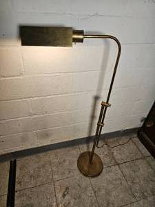 lot 114 image: Handsome Vintage Brass Adjustable Lamp