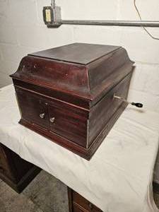 lot 268 image: Victor Victrola Talking Machine