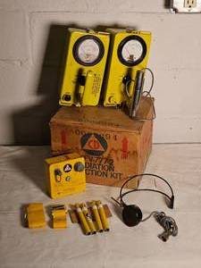 lot 275 image: 1960s Civil Defense CD V-77-1 Shelter Radiation Kit