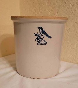 lot 286 image: Antique Bluebird Crock 3 Gallon