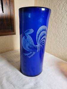 lot 92 image: Cobalt Rooster Art Glass Vase  Artist Signed Tom Wyer