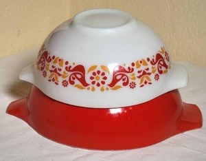 lot 325 image: Pyrex Friendship and Red Mixing Bowls