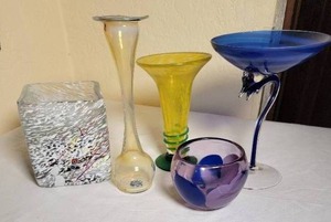 lot 95 image: Colorful Art Glass Vase Collection  5