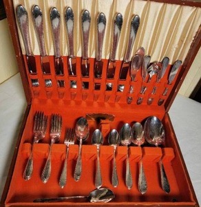 lot 209 image: Holmes Edwards Vintage Flatware Service