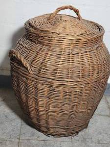 lot 284 image: Super Sized Wicker Lidded Basket