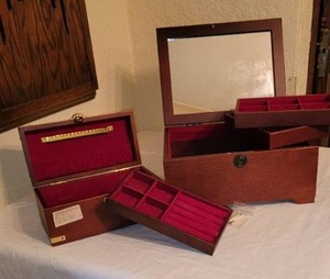 lot 150 image: Elegant Jewelry Boxes