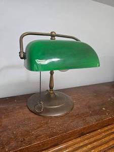 lot 130A image: Classic Green Bankers Lamp with Bronze Base