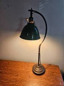 lot 32 image: Industrial Chic Adjustable Angle Desk Lamp