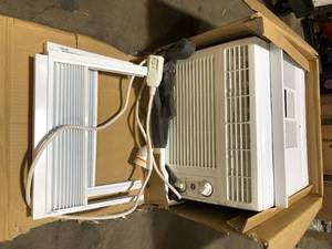 lot 23 image: GE 5,000 BTU 115V Window Air Conditioner Cools 150 Sq. Ft. in White    Customer Returns See Pictures