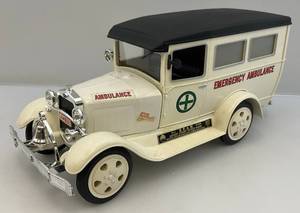 lot 17 image: 2005 Jim Beam Collectors Club (Ambulance) (Empty)