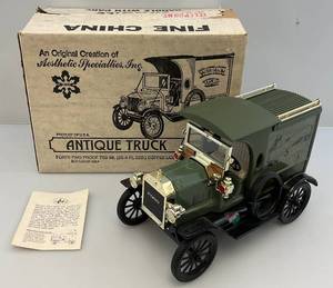 lot 32 image: Vintage Aesthetic Specialties Inc. ANTIQUE TRUCK Limited Edition Coffee Liqueur Decanter (Empty)