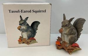 lot 71 image: Vintage Ski Country Collectible (Tassel-Eared Squirrel) Decanter In Original Box (EMPTY)