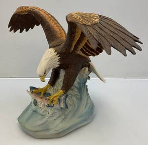 lot 87 image: Vintage Ski Country Collectible (Eagle With Fish) Decanter (New Without Box)