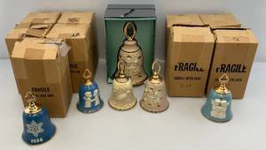 lot 173 image: 1970s-1980s Jim Beam Collectible Bells & Musical Bell Decanter (Empty)