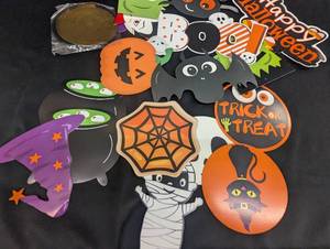 lot 26 image: Assorted Halloween Wall Decorations
