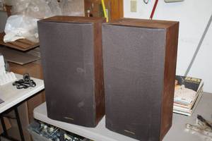 lot 1480 image: Lot of (2) Realistic Nova-18 8-ohm 100W Bookshelf Speakers