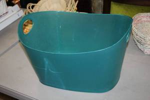 lot 1531 image: 19 Plastic Tub