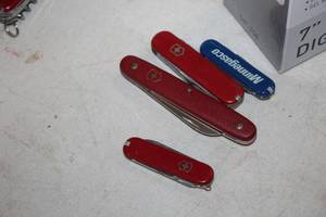 lot 1550 image: Lot of (4) Assorted Swiss Army Knives