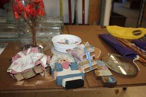 lot 1579 image: Lot of (9) Assorted Home Dcor