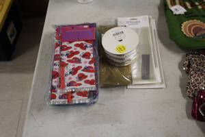 lot 1582 image: Lot of  Assorted Gift Bags and Tissue Wrap