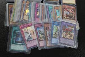 Yu-Gi-Oh Trading Card Lot  600 Cards w 75 Holos