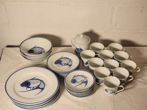 lot 109 image: Vintage Mid-Century Chinese Handpainted China Set - Fish - (34)