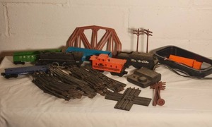 lot 108 image: Vintage Lionel Model Train Collection