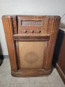 lot 79 image: Antique Firestone Air Chief Tube Console Radio