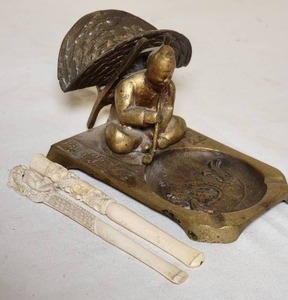 lot 336 image: Vintage Brass Asian Ashtray plus 2 Carved Cigarette Holders