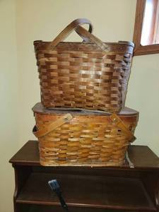 lot 338 image: Vintage Woven Wood Slat Picnic Baskets  2