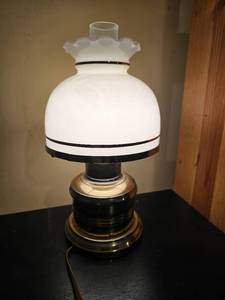 lot 348 image: Electric Hurricane Parlor Lamp