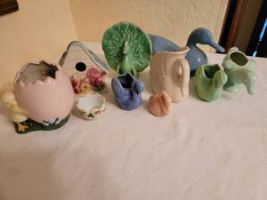 lot 356 image: Vintage Ceramic Bird Planter Vase Collection