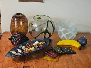 lot 381 image: Dcor Art Glass Staging Group