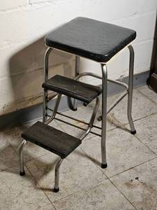 lot 412 image: Step Ladder Footstool