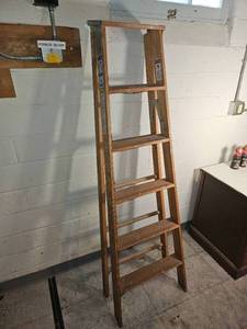 lot 413 image: 8 Foot Painters Ladder