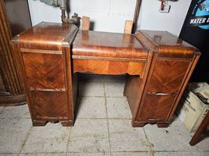 lot 452 image: Vintage Waterfall Veneer Vanity