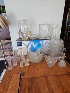 lot 460 image: Cut Glass and Cystal Bundle