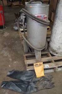 lot 7 image: Brut 150H Portable Pressure Fed Abrasive Sand Blaster