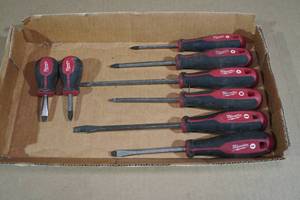 lot 38 image: 8 Milwaukee Screwdrivers